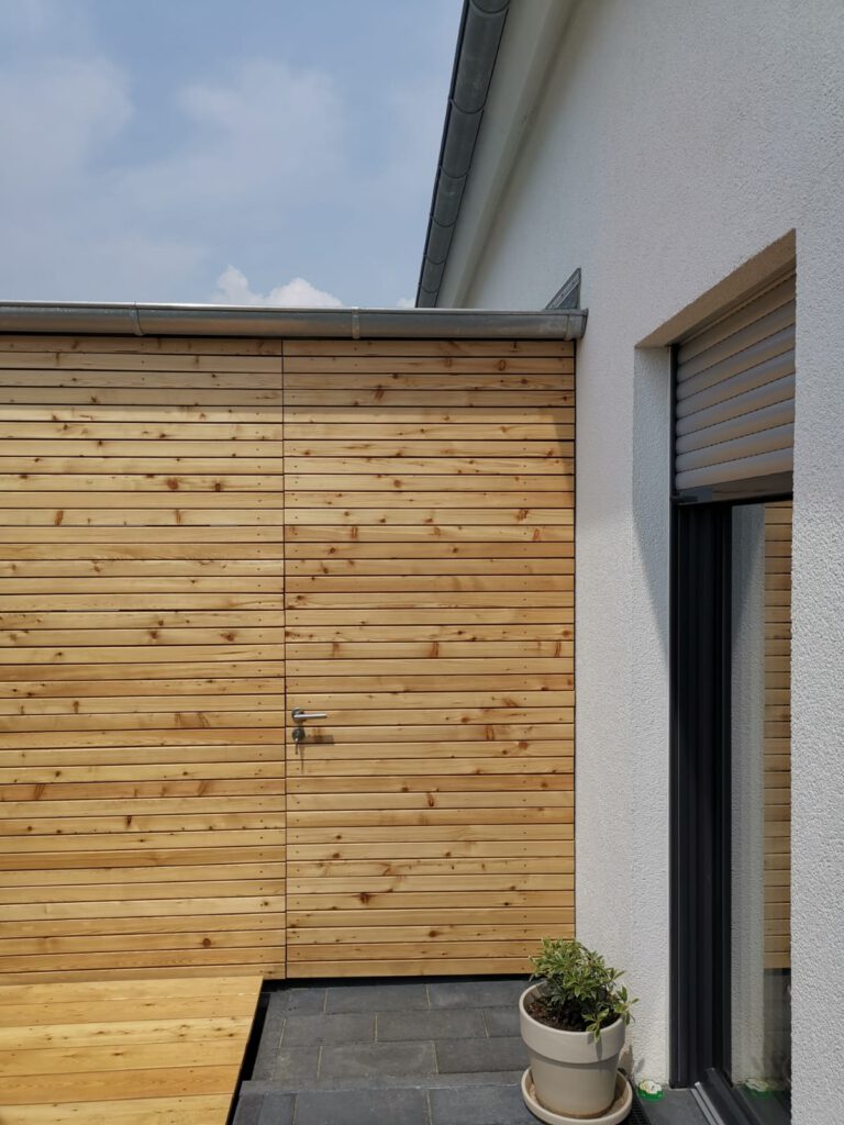 Flächenbündige Tür in der Rhombusprofilfassade