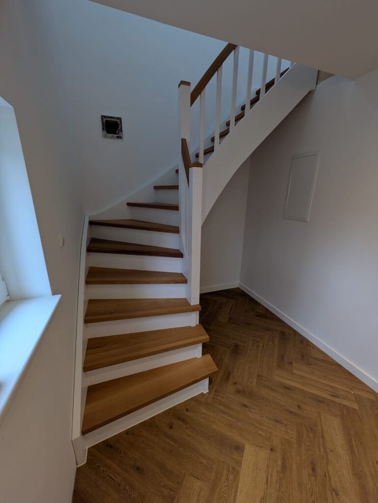 Treppe weiss lackiert mit Eichenstufen