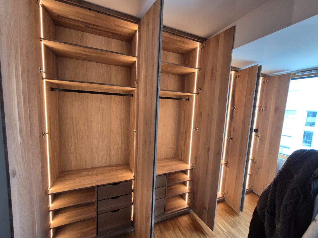 Einbauschrank aus Eiche Massiv