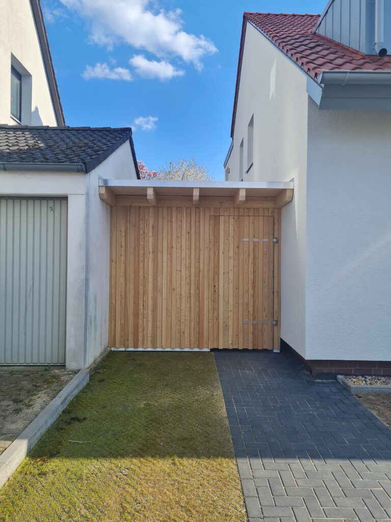 Schuppen in Boden-Deckel-Schalung aus Lärche mit Flachdach