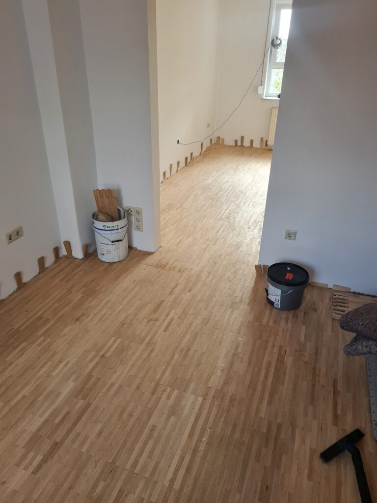Stäbchenparkett aus Eichenholz frisch nach dem verkleben