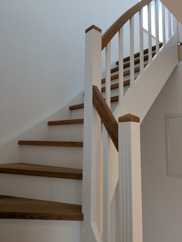 Treppe weiss lackiert mit Eichenstufen