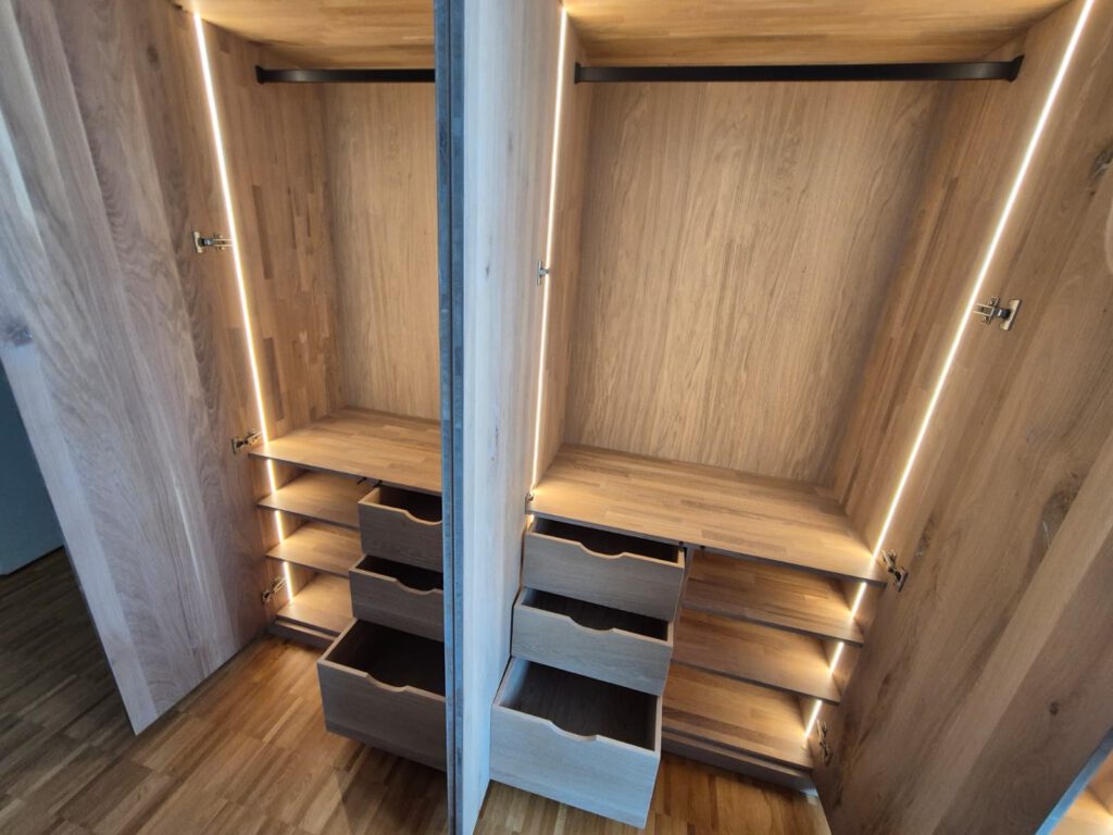 Einbauschrank aus Eiche mit SChubkästen