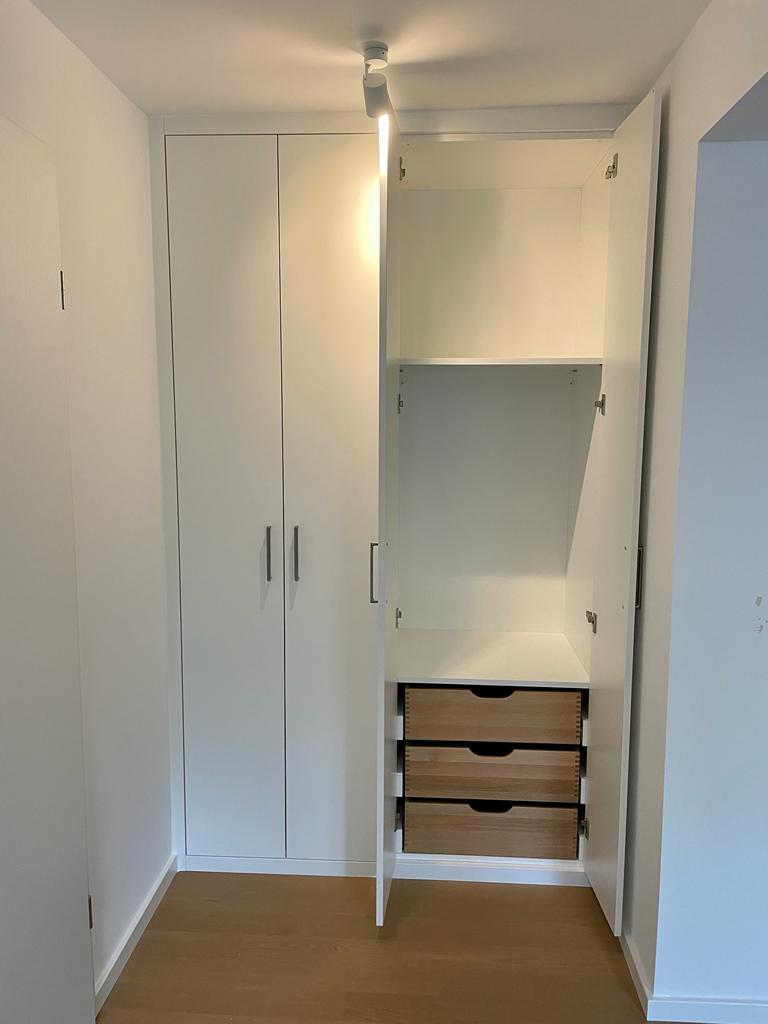 Einbauschrank mit innenliegenden Schubladen