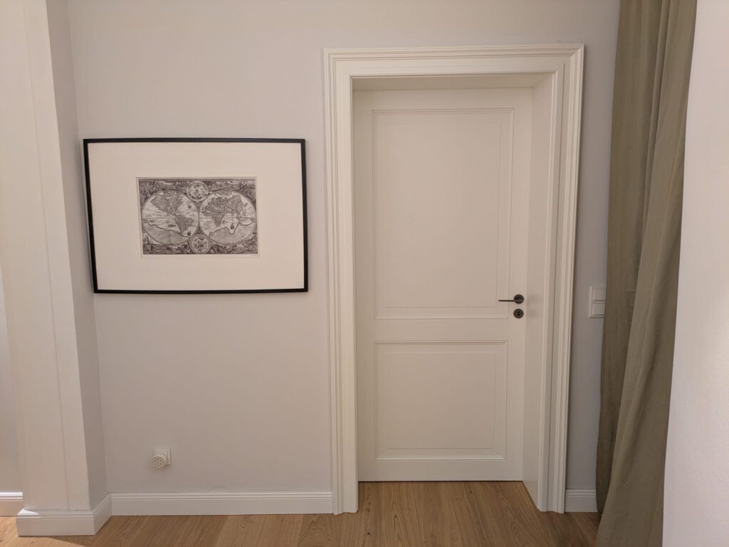 Massivholz Tür, weiss lackiert, im Altbau