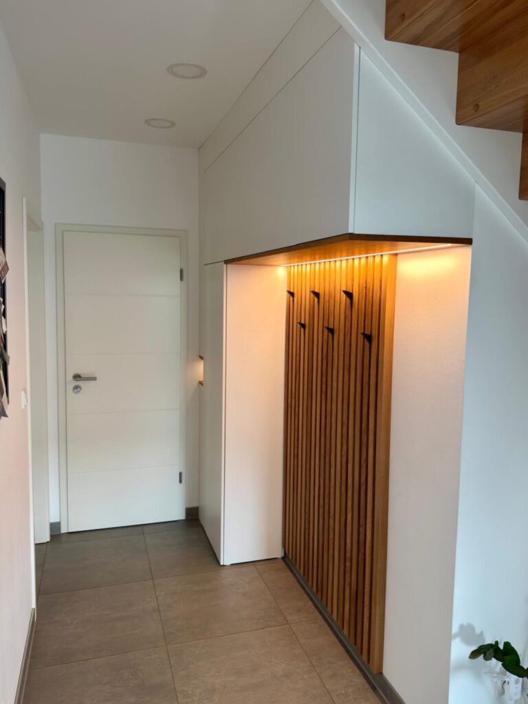 Garderobe mit Lamelle aus Eiche und LED