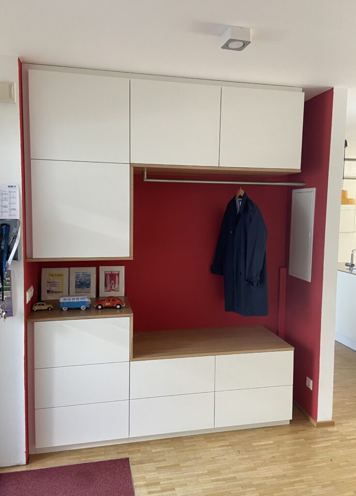 Garderobe mit Schränken