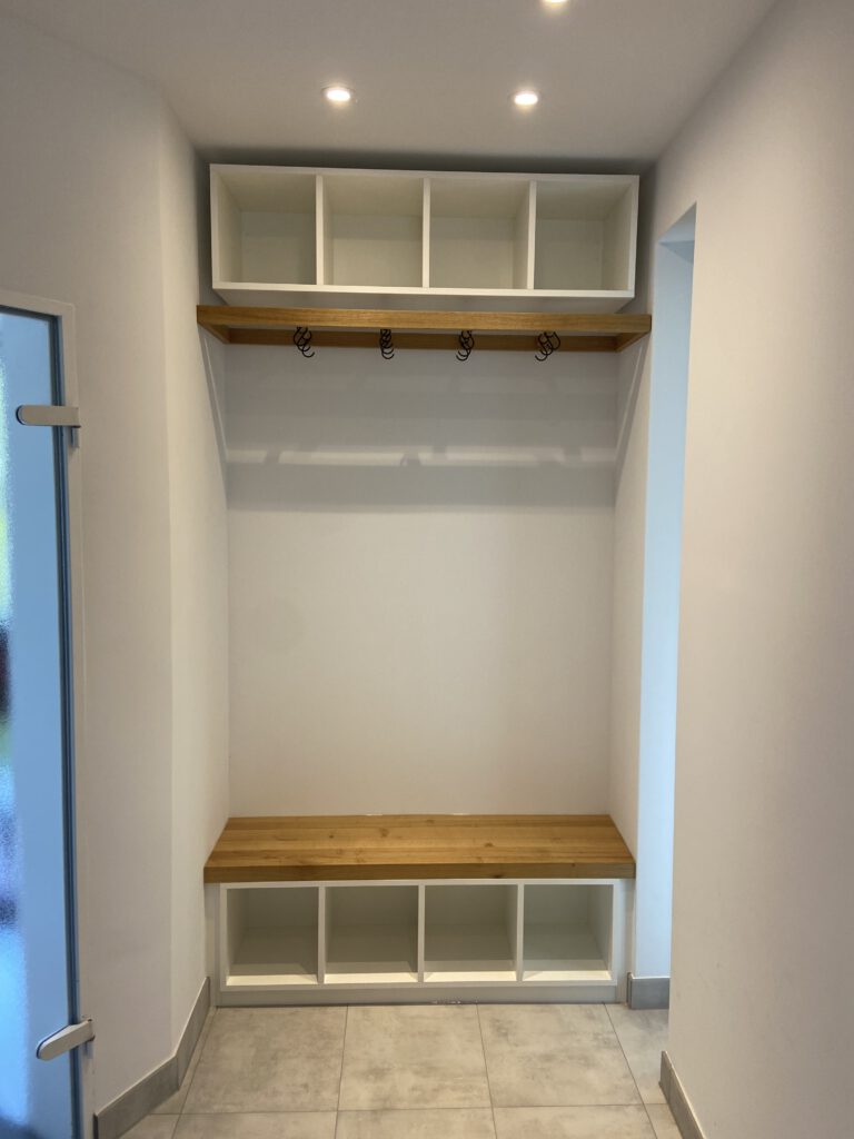 Garderobe mit Eichenelementen