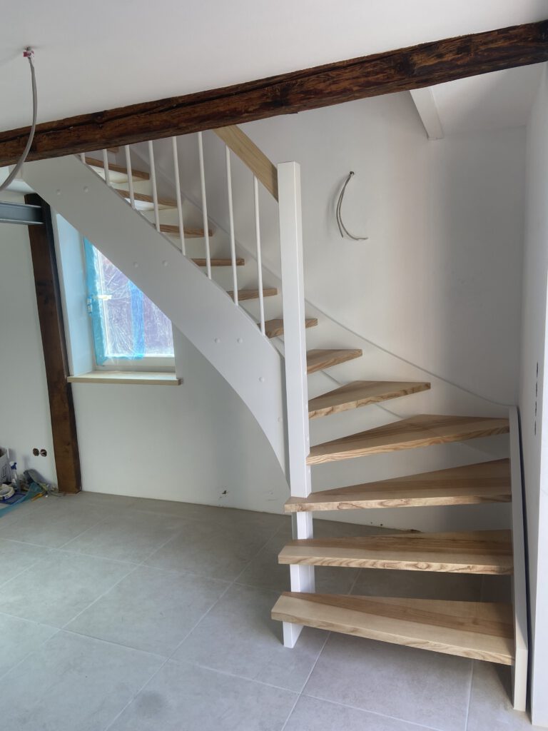 Treppe weiss lackiert mit Eschenstufen
