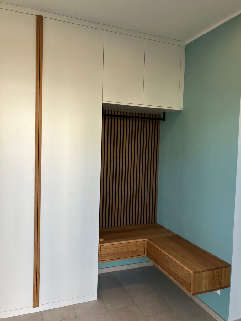 Garderobe mit Einbauschrank