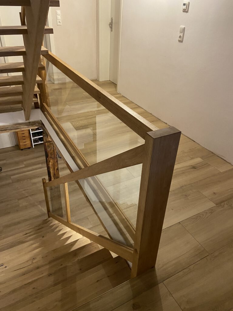 Treppengeländer aus Eiche mit Glasfüllungen
