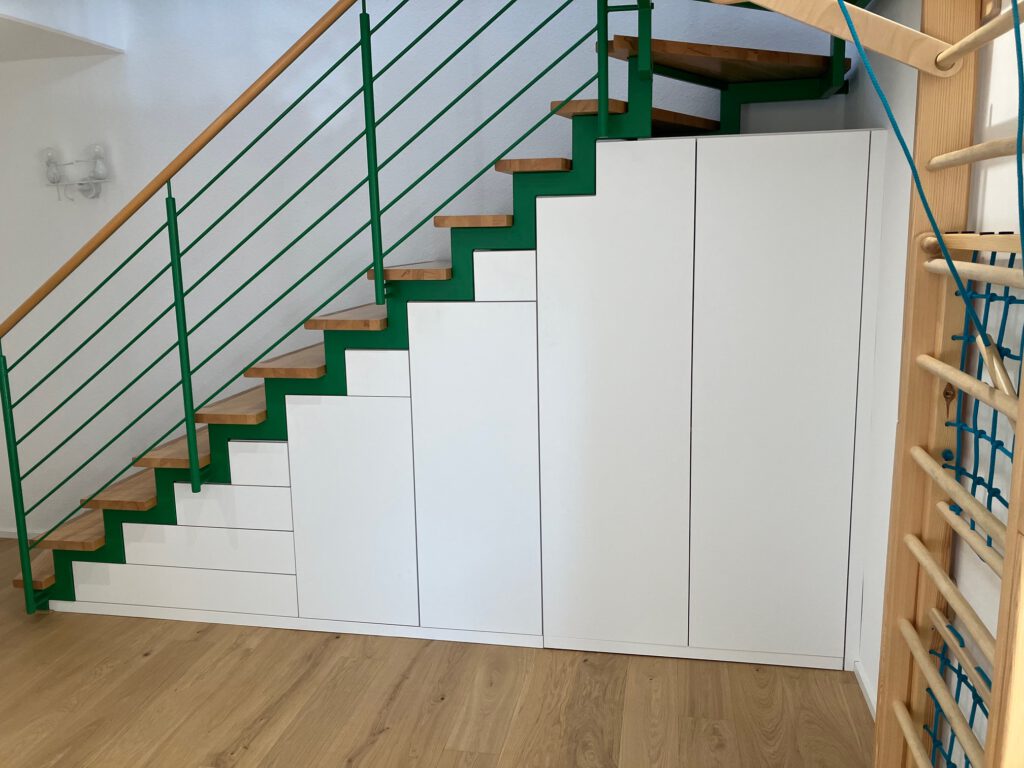 Treppenunterschrank