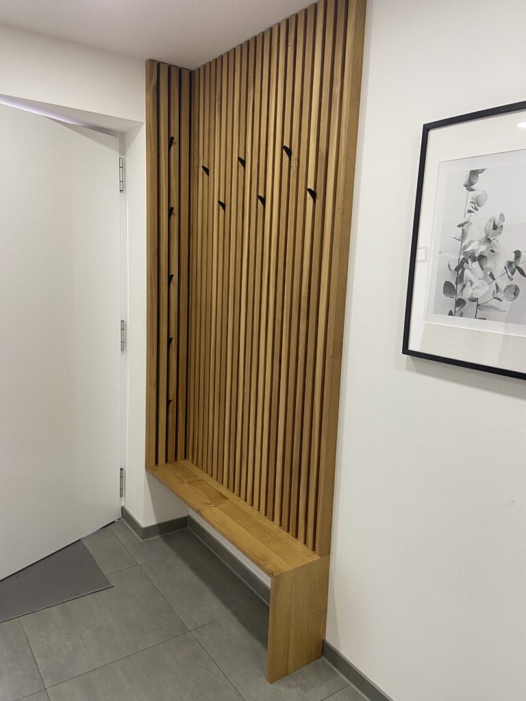 Garderobe mit Sitzbank und Lamellen aus Eiche Massivholz