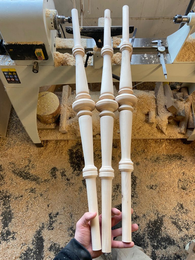 Treppenstäbe nach Muster gedrechselt