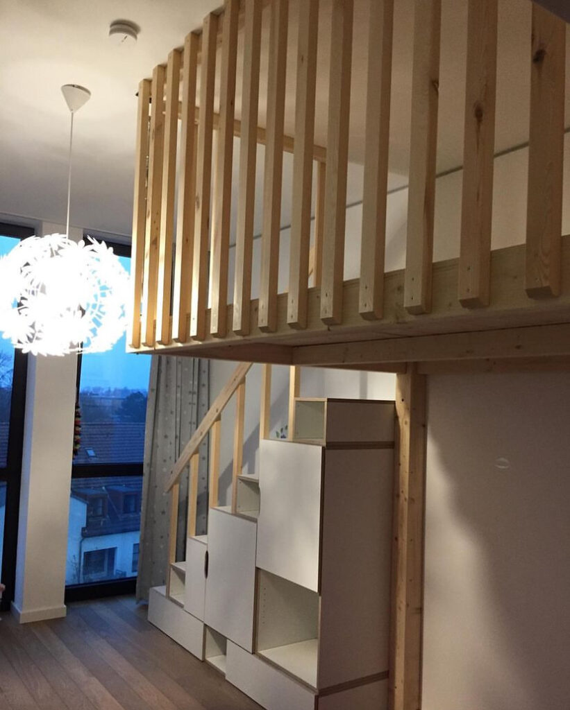 Hochebene mit Treppenschrank