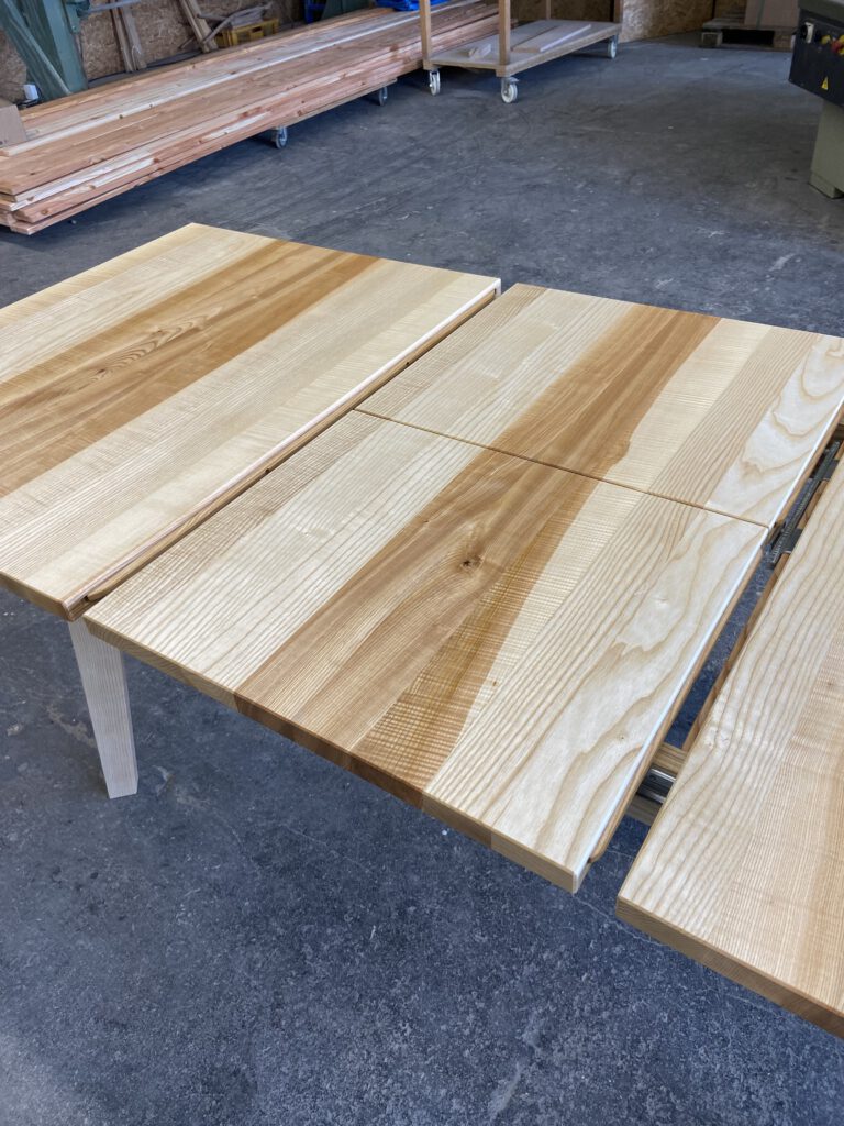 Ausziehbarer Tisch aus Esche