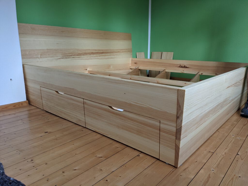 Bett aus Kiefer mit Schubkästen