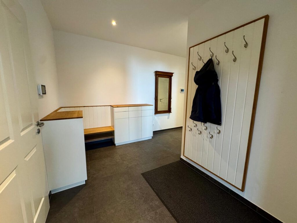 Eingangsbereich mit Garderobe und Sitzecke